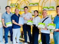 Lễ ký kết hợp đồng 200 hộp nước cốt Nhàu Vital với đại lý Tây Nguyên