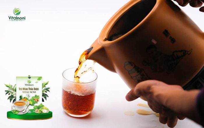 Nước trà trái Nhàu sẽ có màu nâu đỏ đẹp mắt và mùi thơm thảo mộc đặc trưng.