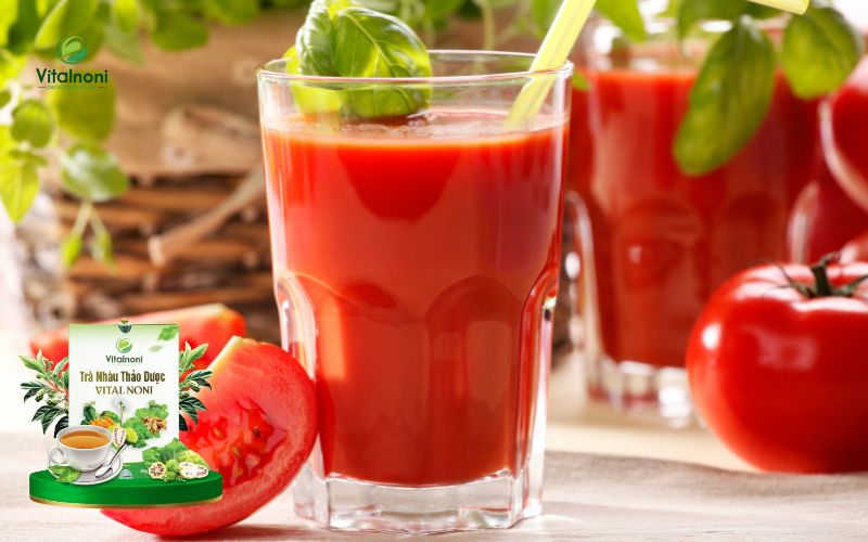 Nước ép cà chua tốt cho người cao huyết áp